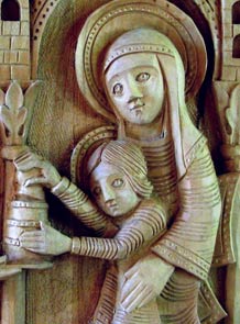 Gros plan sur la Vierge assise sur un trône avec l'enfant