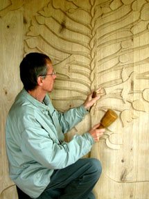 le sculpteur sur bois travaillant une sculpture en ronde-bosse