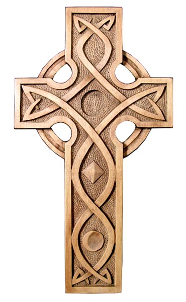 Croix sculptée aux motifs celtes