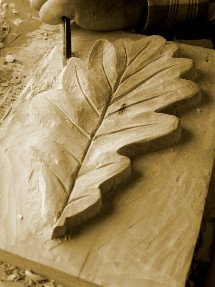 Le sculpteur débutant apprend à modeler une feuille de chêne
